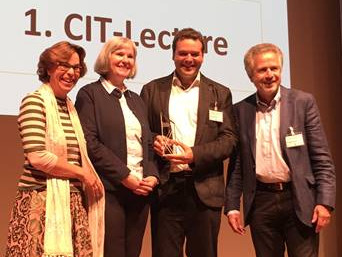 Head of the Laboratory Prof. Dr.-Ing. Norbert Kockmann receives the first CIT-Lecture award in 2018. His talk was about digitalization in the process industry.