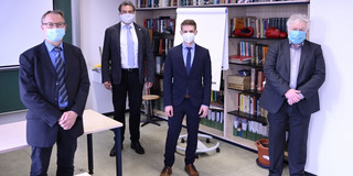 The image shows the doctoral examination with protective mask.