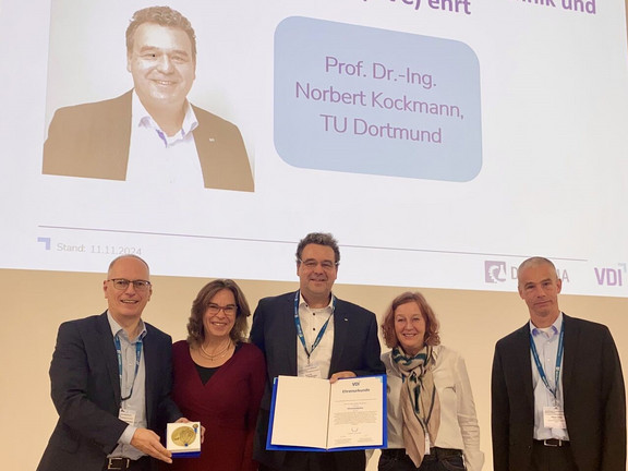 The image shows Norbert Kockmann with members of the VDI.
