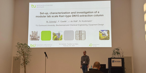 The picture shows Mathias Schmitz during his talk at the extraction conference.