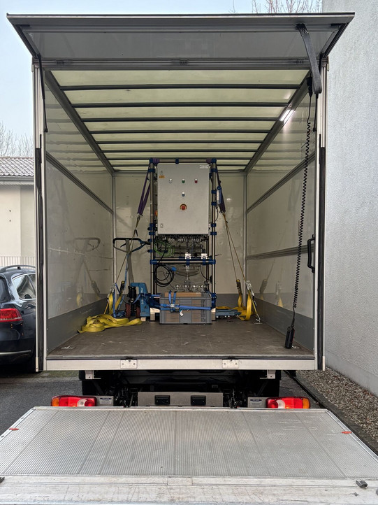 The picture shows the 10L-reactor module from ENPRO REUNION while the shipment from HiTec Zang to Merck.