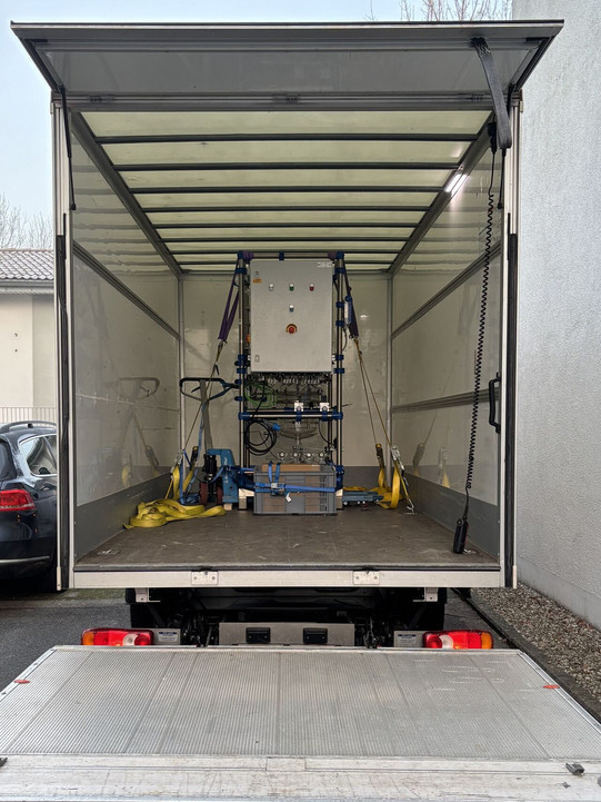 The picture shows the 10L-reactor module from ENPRO REUNION while the shipment from HiTec Zang to Merck.