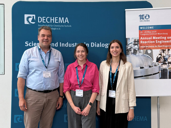 The picture shows Norbert Kockmann, Sophia Hamelbeck and Alina Tauriainen at the REACT2026.