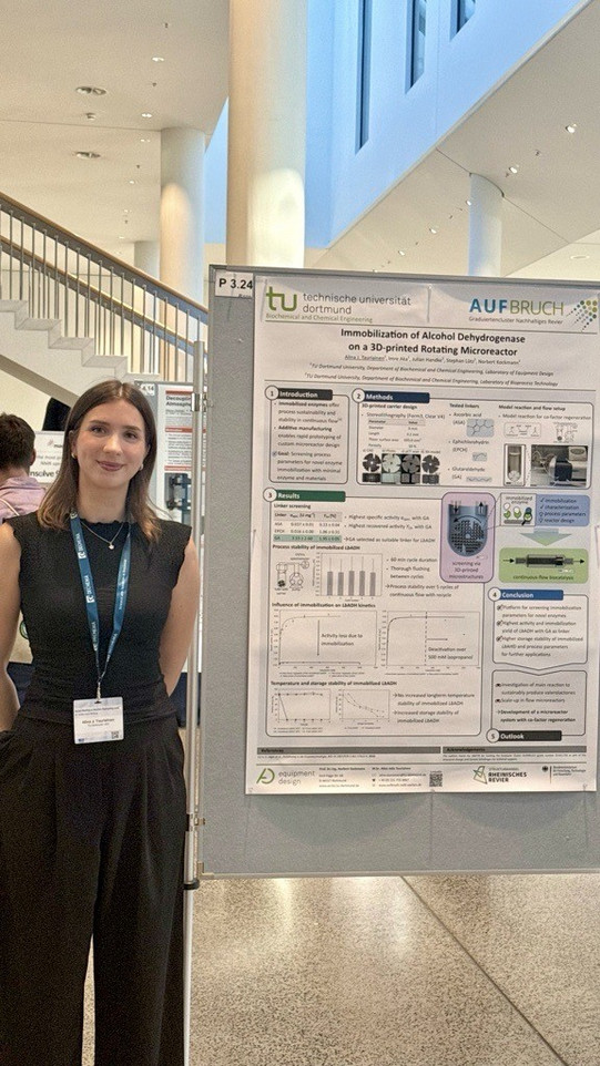 The picture shows Alina Tauriainen and her poster at the REACT2026.