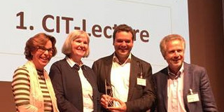 Head of the Laboratory Prof. Dr.-Ing. Norbert Kockmann receives the first CIT-Lecture award in 2018. His talk was about digitalization in the process industry.