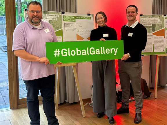 The picture shows Sophia Hamelbeck, Nils Kaufhold and Tobias Ortelt at the Global Gallery