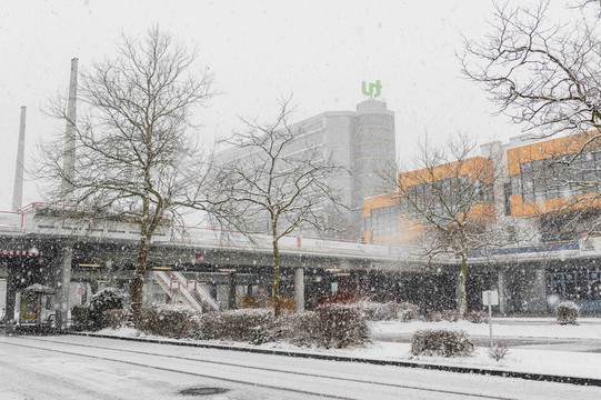The Mensa bridge and the Mensa building next to the mathematics building are covered with snow. 